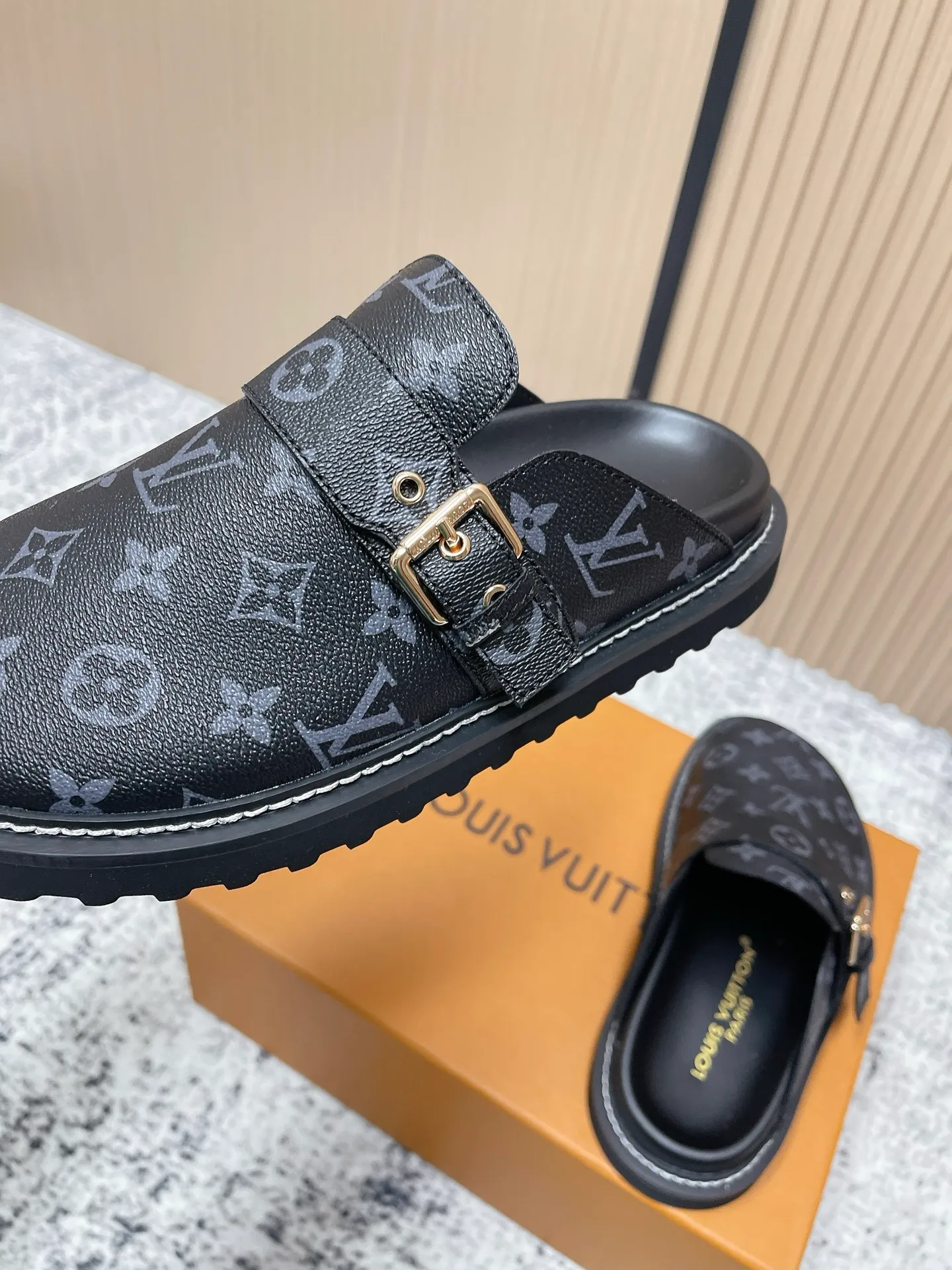 [L Family] P: 460💰 Size: 35-46 (female 40.41, male 45 46 custom-made) Top version Louis vuitton Lv new couple Birkenstock slippers. Cute and cute, not too good on the feet. Simple and high-end slingback design. Ready to wear and go. Good news for lazy people. Imported cowhide leather upper/imported old calico. Original hardware buckle, original molded high-density foam outsole.